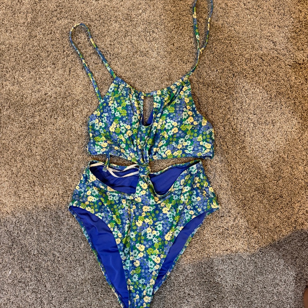 Aerie NWOT one piece floral swimsuit size medium